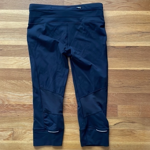 Athleta black capri/crop leggings with cuff small - Picture 6 of 7